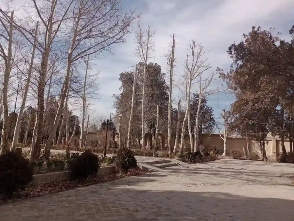 Visiting the Chahar Bagh mansion, which remains from the Qajar era